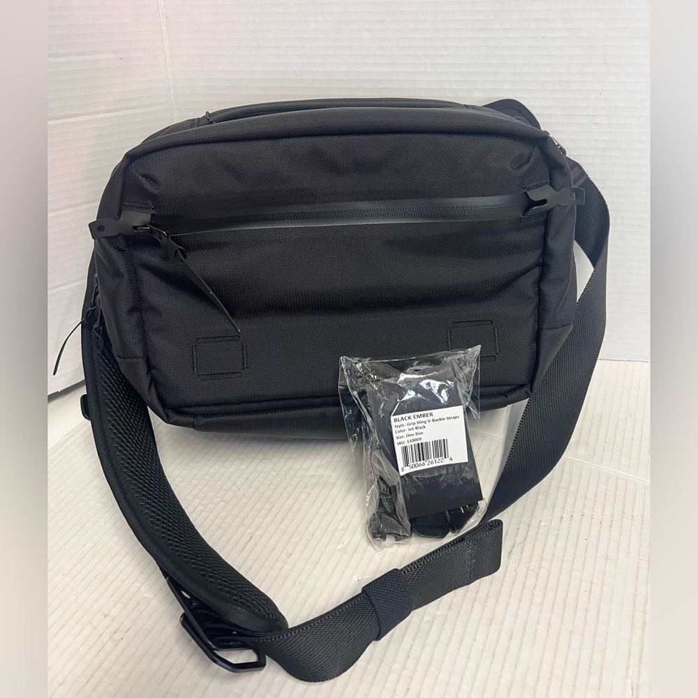 Black Ember Grip Sling 9L w/V-Buckled Straps